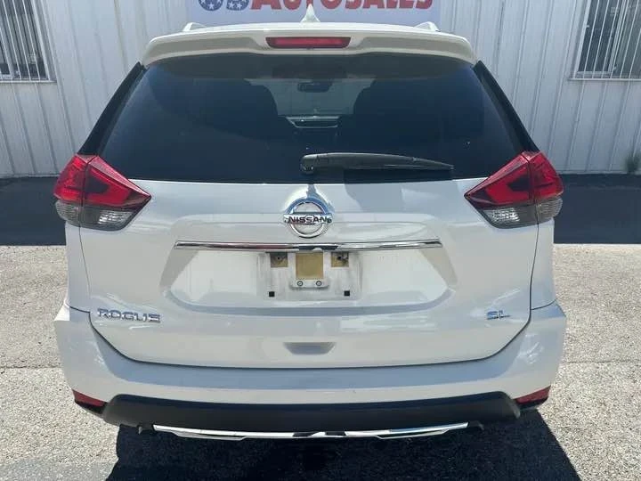 2017 Nissan Rogue - Image 5 of 17