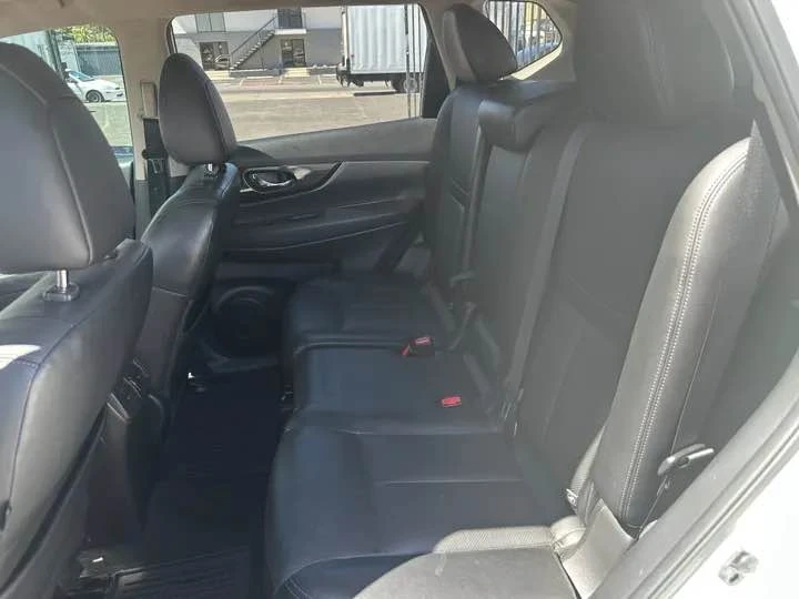 2017 Nissan Rogue - Image 9 of 17