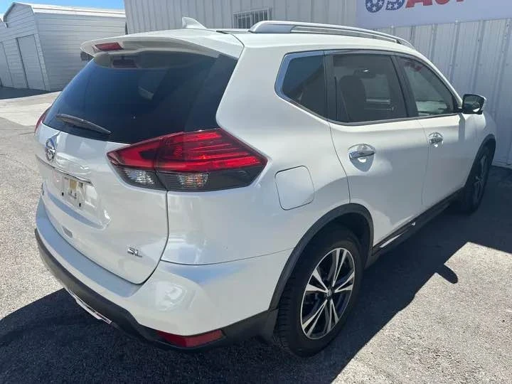 2017 Nissan Rogue - Image 4 of 17