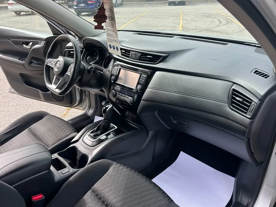 2017 Nissan Rogue - Image 16 of 19