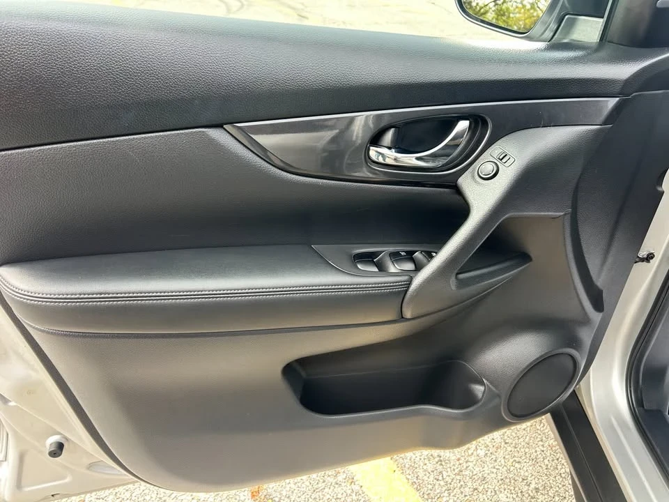2017 Nissan Rogue - Image 11 of 19
