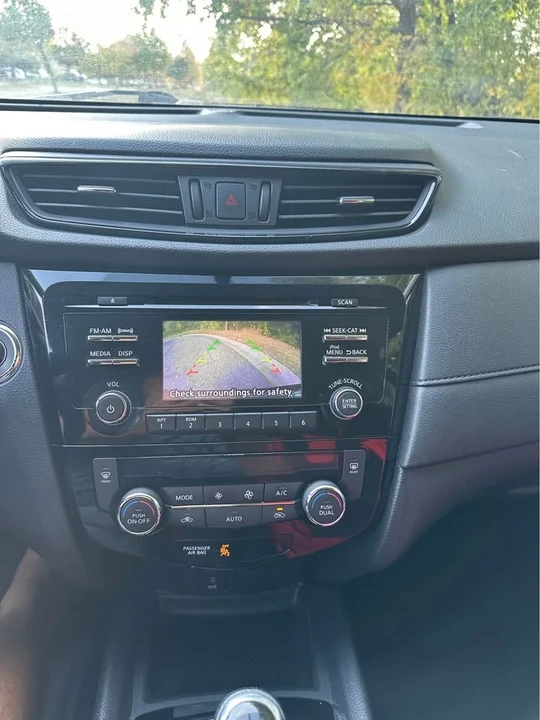 2017 Nissan Rogue - Image 18 of 19