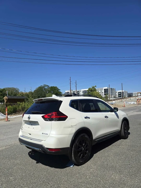 2017 Nissan Rogue - Image 10 of 19