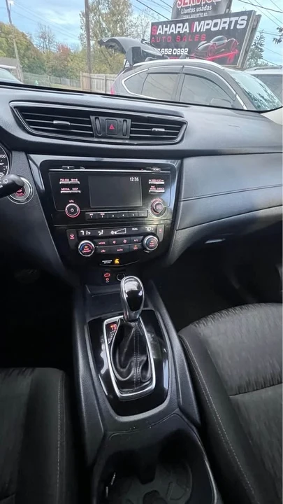 2017 Nissan Rogue - Image 10 of 17