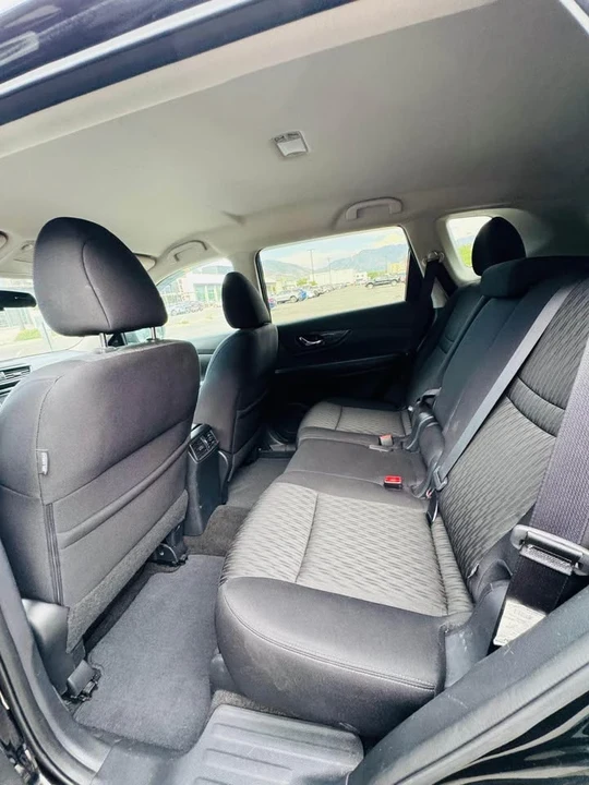 2017 Nissan Rogue - Image 10 of 19
