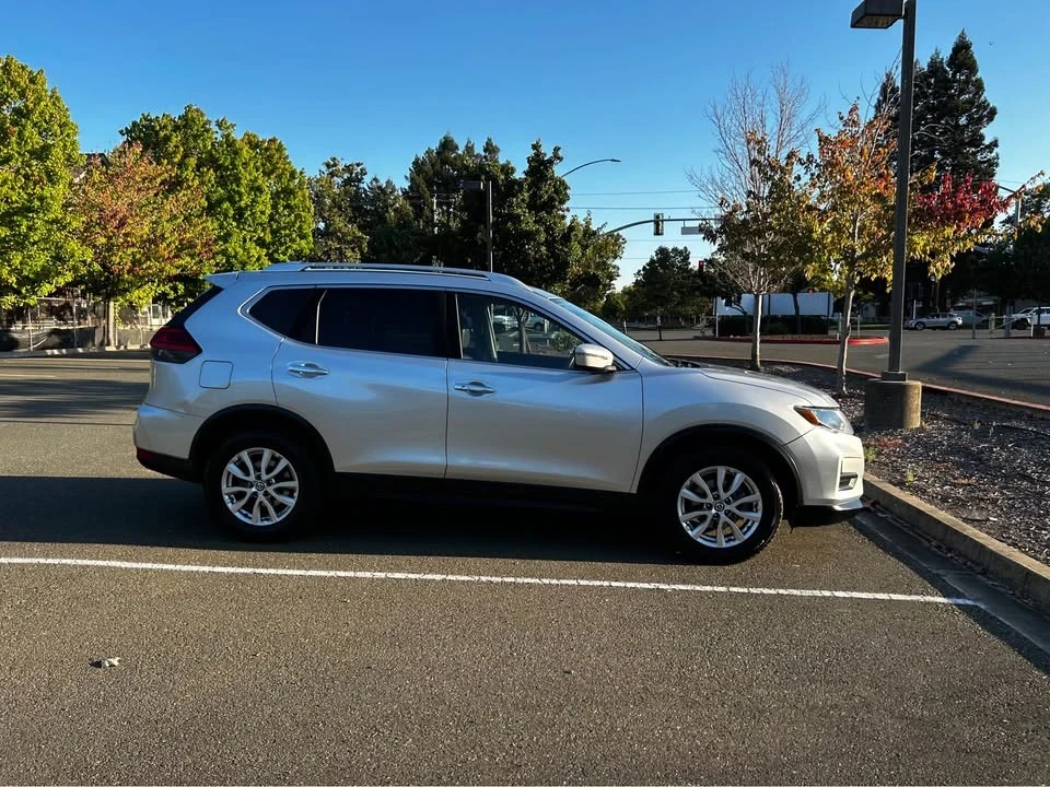 2017 Nissan Rogue - Image 2 of 12