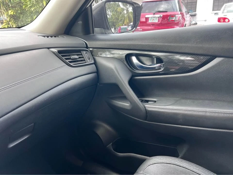 2017 Nissan Rogue - Image 11 of 12
