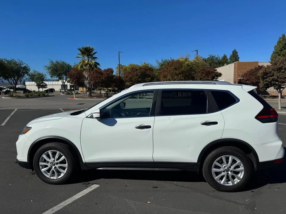 2017 Nissan Rogue - Image 2 of 15