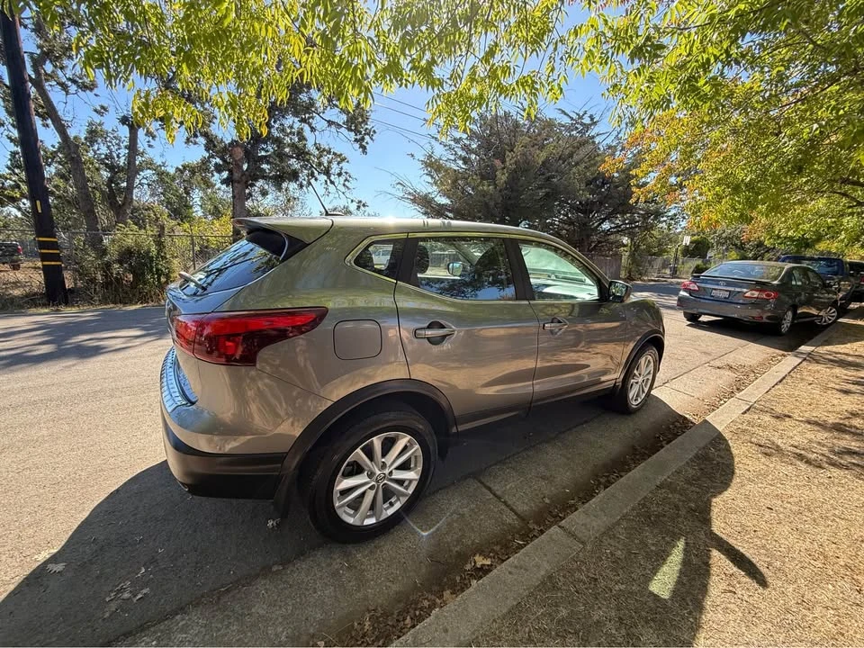 2017 Nissan Rogue - Image 4 of 12