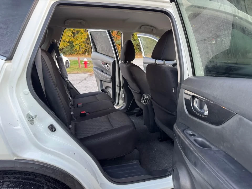 2017 Nissan Rogue - Image 9 of 16