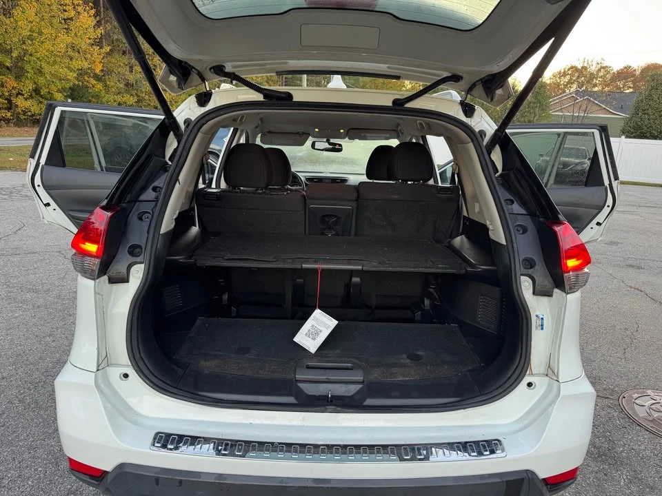 2017 Nissan Rogue - Image 10 of 16