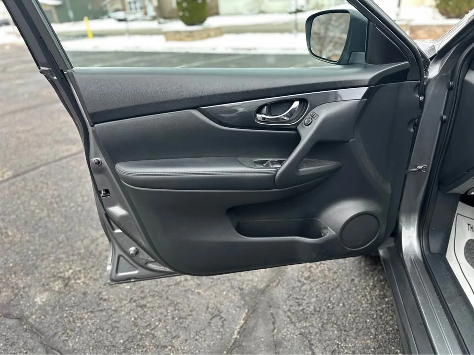 2017 Nissan Rogue - Image 15 of 19