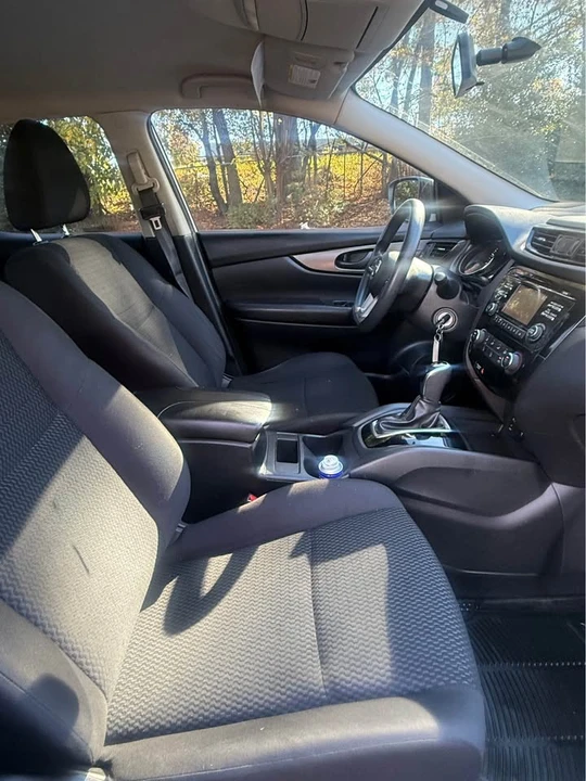 2017 Nissan Rogue - Image 8 of 13