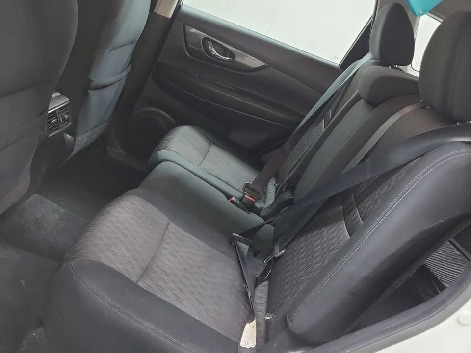 2017 Nissan Rogue - Image 6 of 8