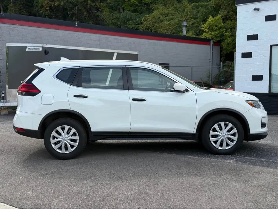 2017 Nissan Rogue - Image 2 of 17