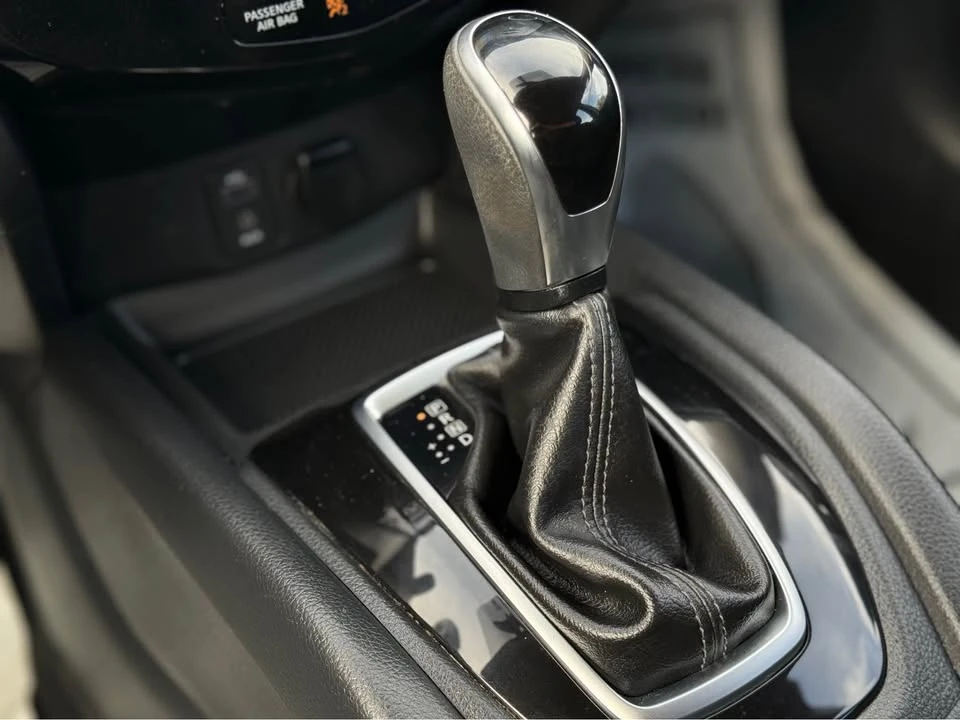 2017 Nissan Rogue - Image 11 of 17