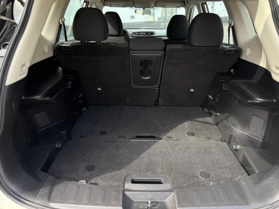 2017 Nissan Rogue - Image 16 of 17