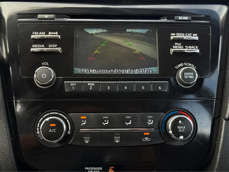 2017 Nissan Rogue - Image 10 of 17