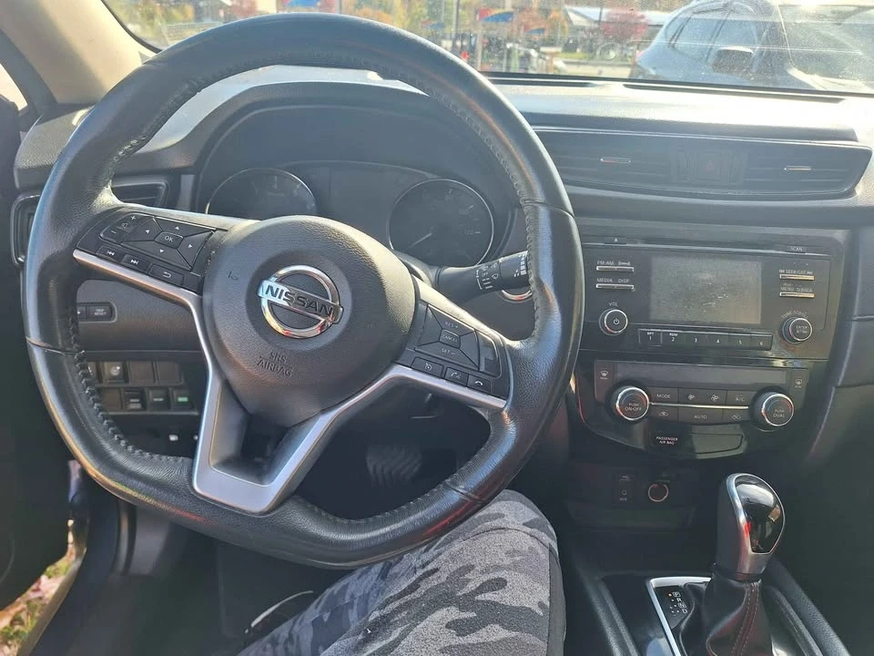 2017 Nissan Rogue - Image 2 of 3