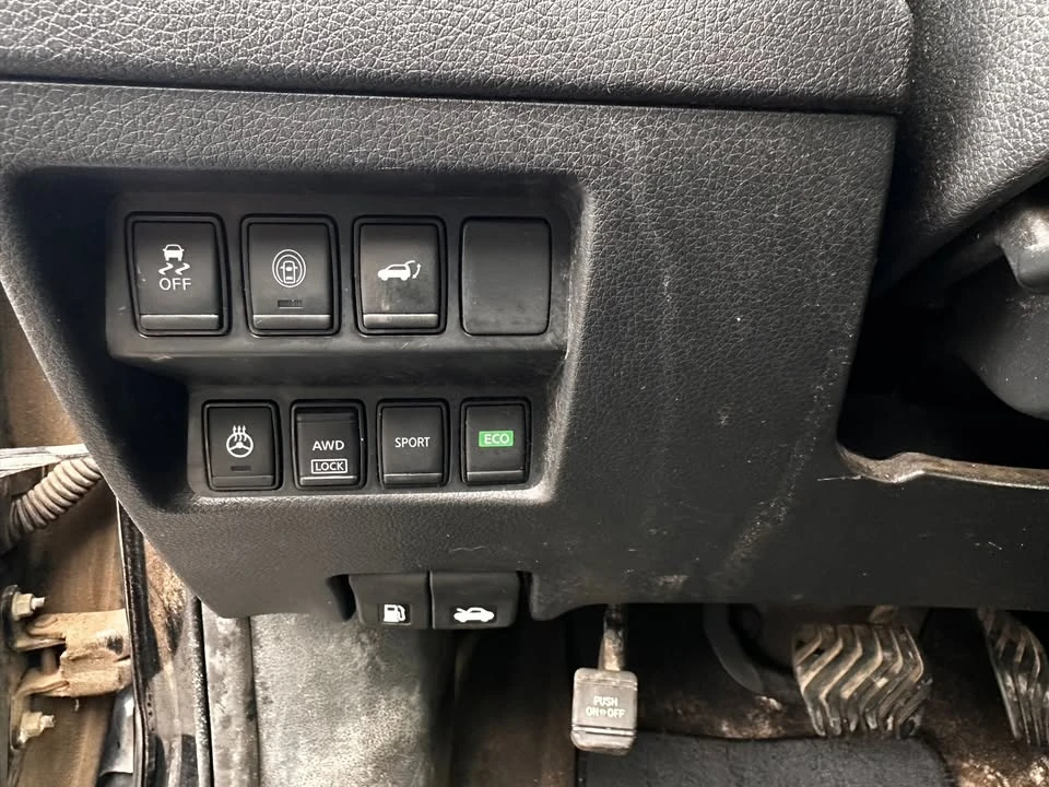 2017 Nissan Rogue - Image 16 of 18