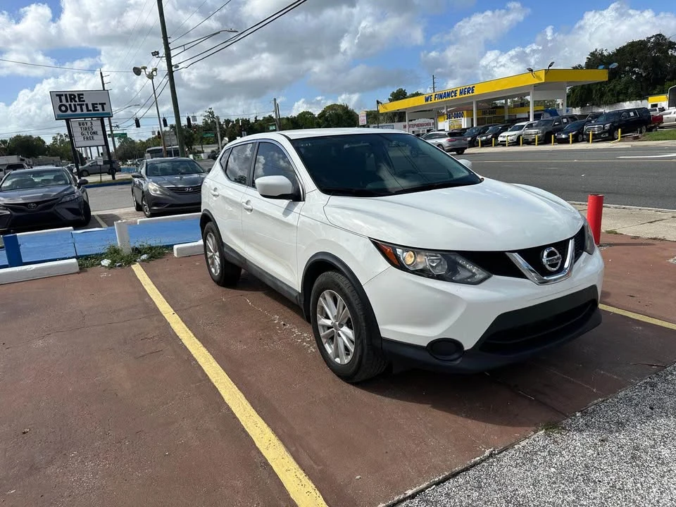 2017 Nissan Rogue - Image 8 of 14