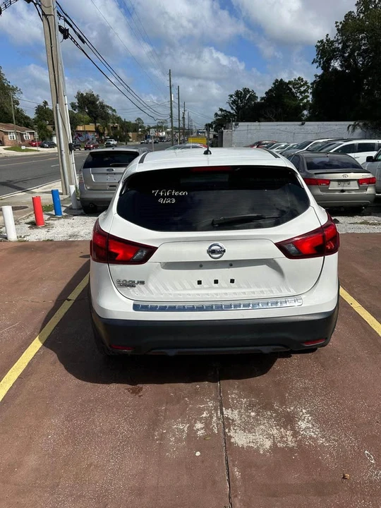 2017 Nissan Rogue - Image 5 of 14