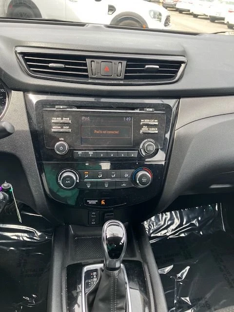 2017 Nissan Rogue - Image 16 of 19