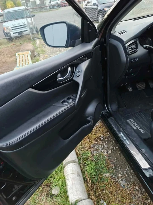 2017 Nissan Rogue - Image 11 of 13