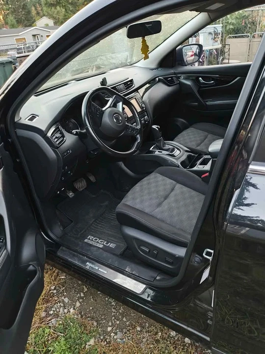 2017 Nissan Rogue - Image 10 of 13