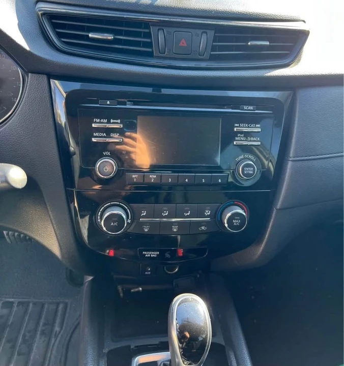 2017 Nissan Rogue - Image 7 of 8