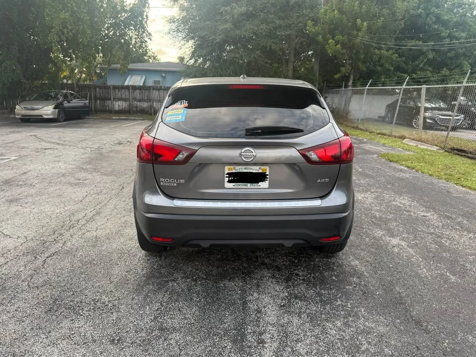 2017 Nissan Rogue - Image 10 of 15