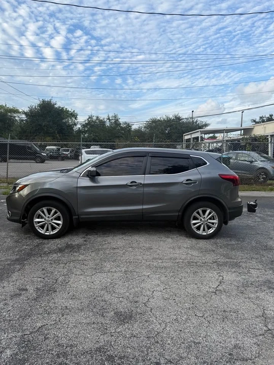 2017 Nissan Rogue - Image 9 of 15