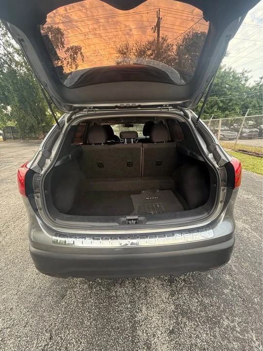 2017 Nissan Rogue - Image 6 of 15