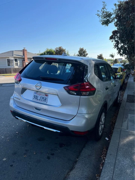 2017 Nissan Rogue - Image 4 of 5