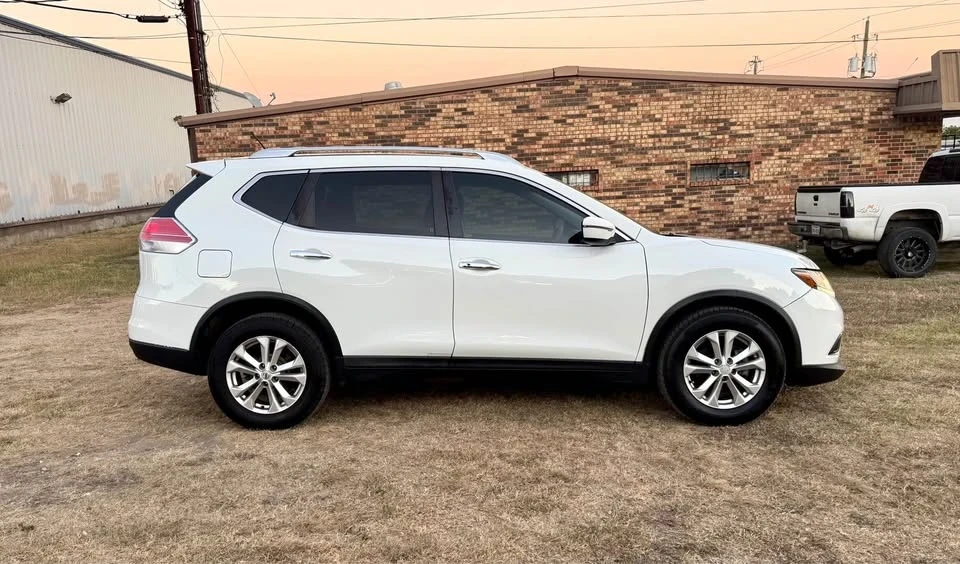 2017 Nissan Rogue - Image 2 of 11
