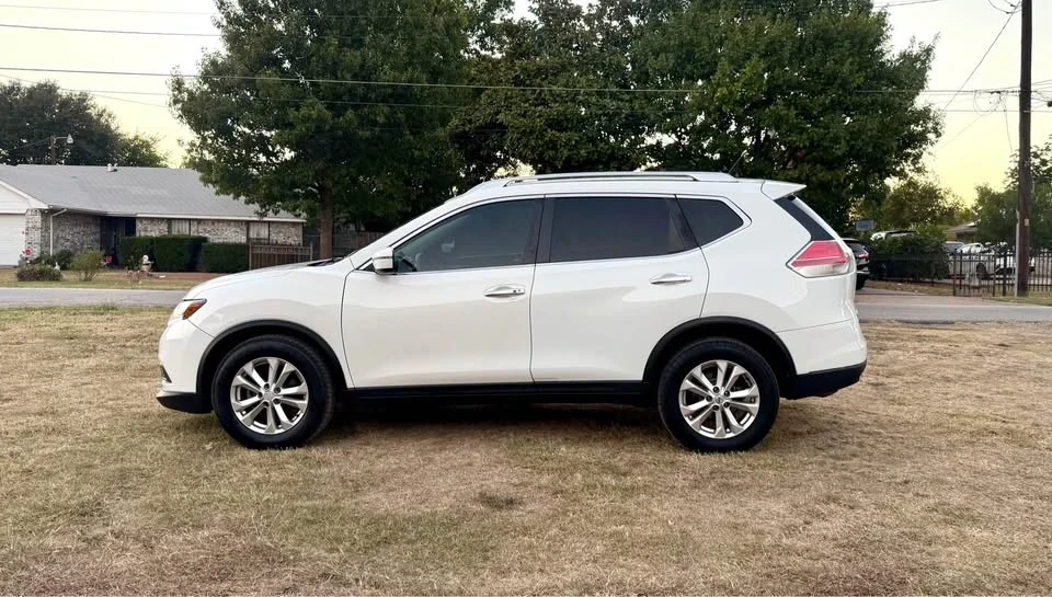 2017 Nissan Rogue - Image 4 of 11