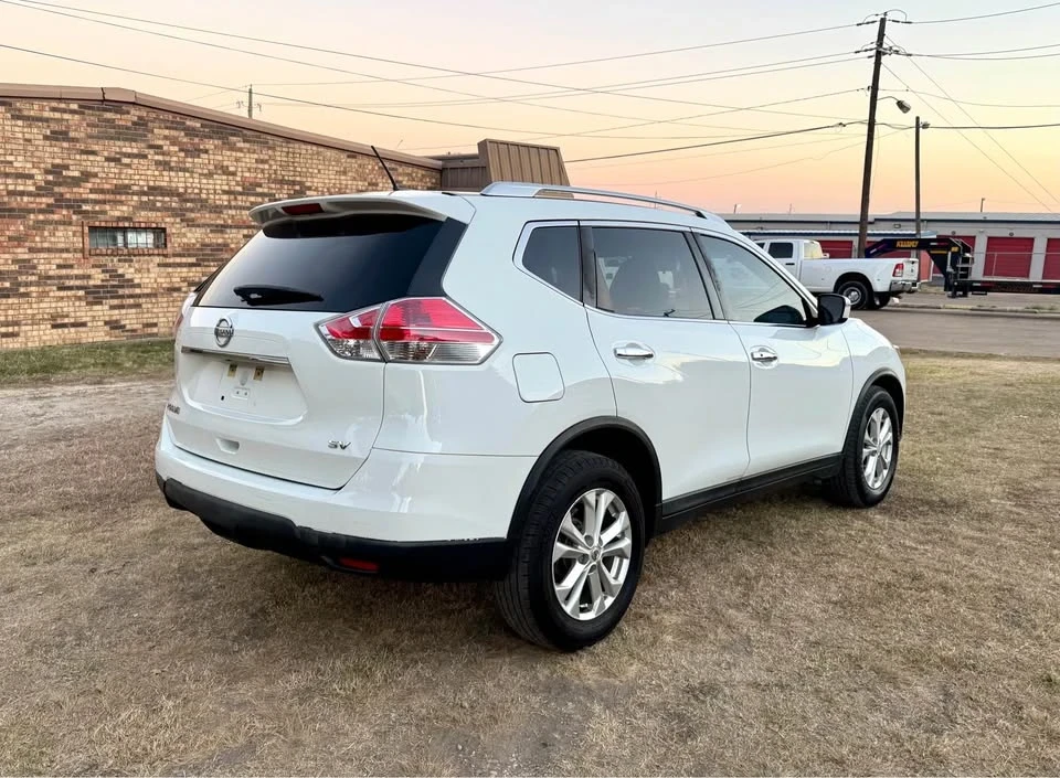 2017 Nissan Rogue - Image 5 of 11