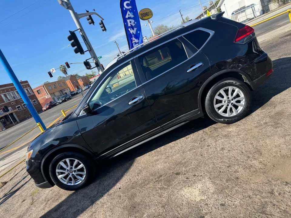 2017 Nissan Rogue - Image 2 of 7