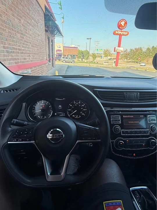 2017 Nissan Rogue - Image 9 of 15