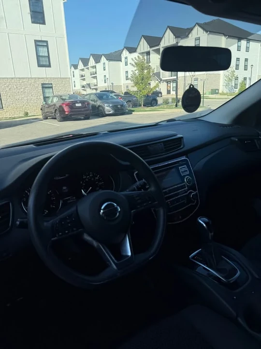 2017 Nissan Rogue - Image 10 of 15