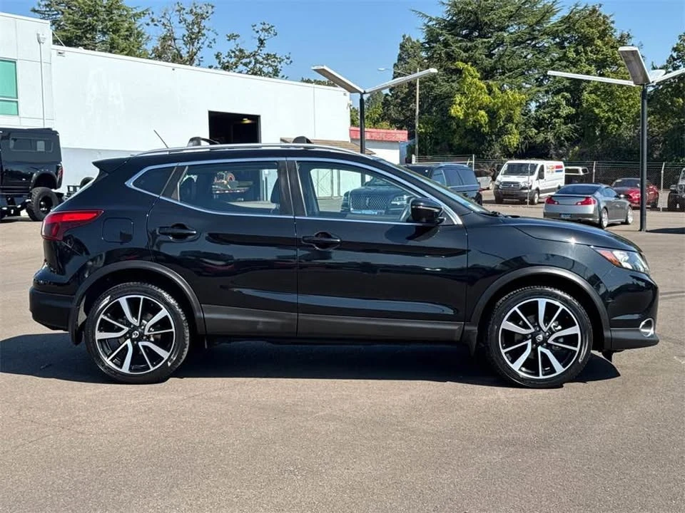 2017 Nissan Rogue - Image 2 of 14