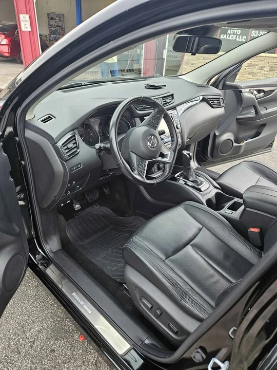 2017 Nissan Rogue - Image 10 of 12