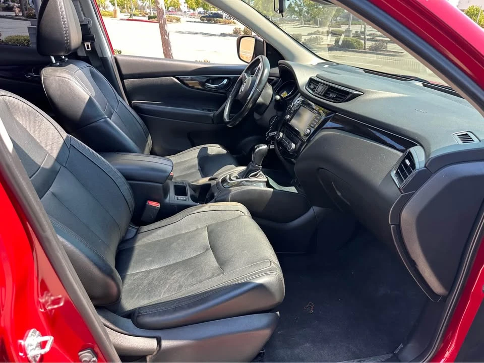 2017 Nissan Rogue - Image 10 of 17