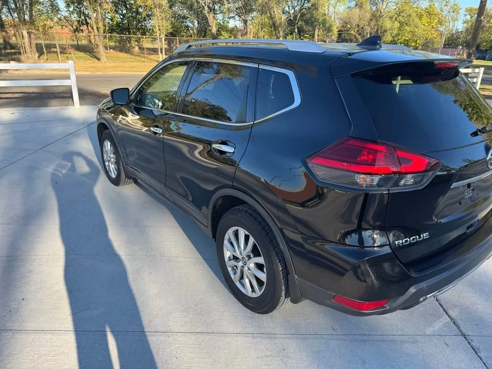 2017 Nissan Rogue - Image 10 of 20