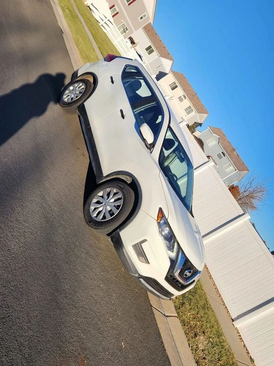 2017 Nissan Rogue - Image 2 of 11