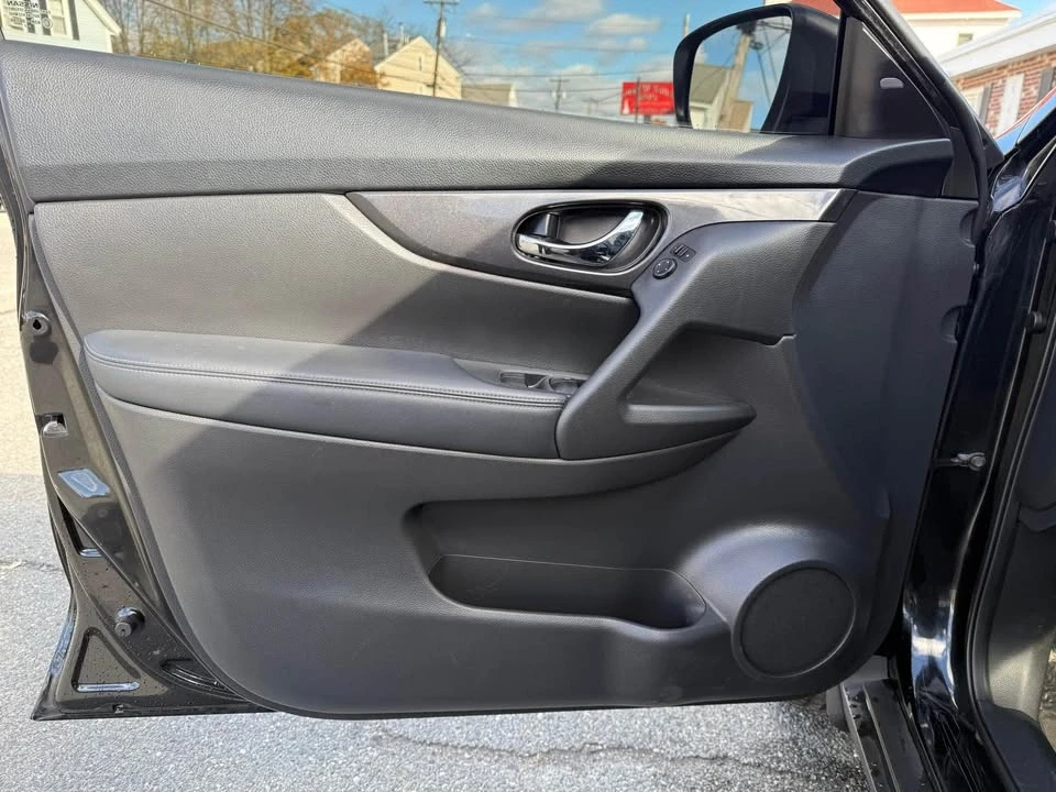 2017 Nissan Rogue - Image 18 of 19