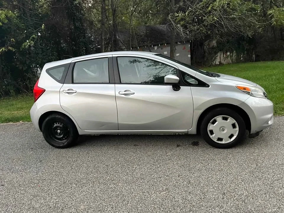 2017 Nissan Versa - Image 10 of 13