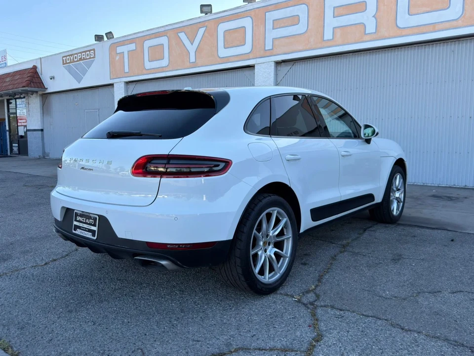 2017 Porsche Macan - Image 7 of 31