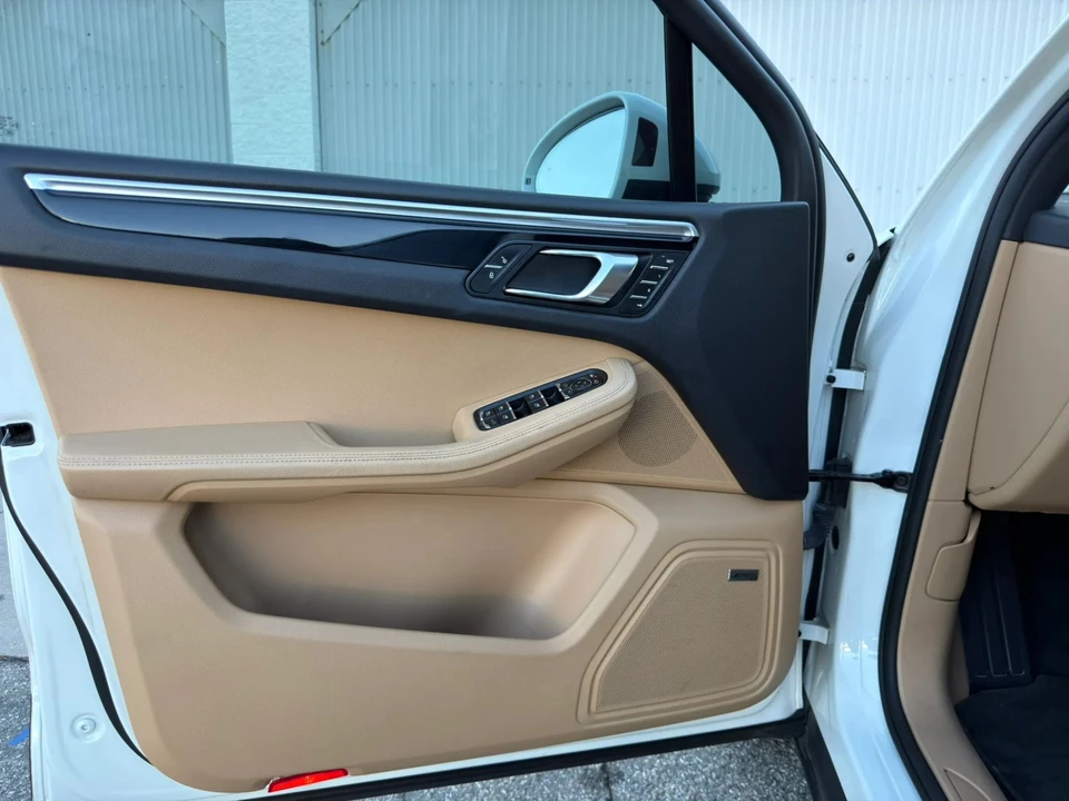 2017 Porsche Macan - Image 27 of 31