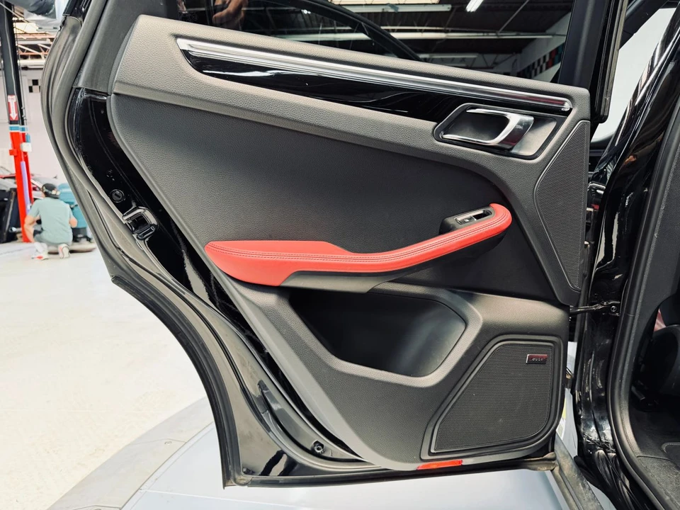 2017 Porsche Macan - Image 29 of 31